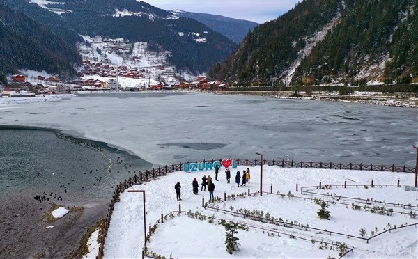 Trabzon'da buz tutan Uzungöl'e ziyaretçi akını 13
