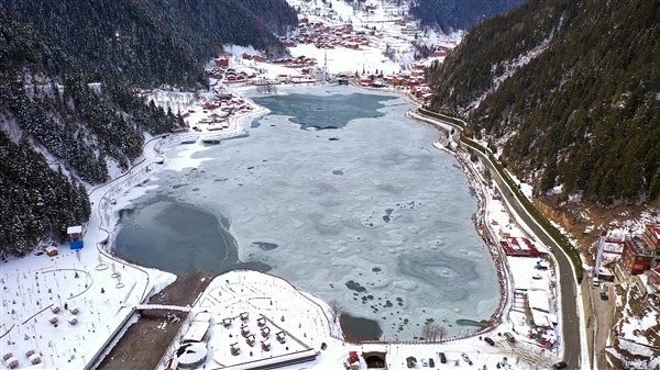 Trabzon'da buz tutan Uzungöl'e ziyaretçi akını 19
