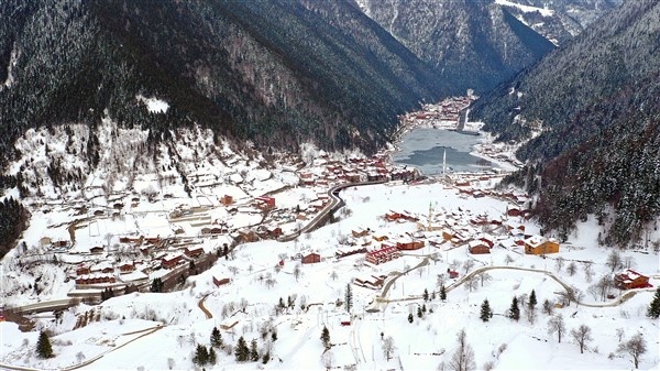 Trabzon'da buz tutan Uzungöl'e ziyaretçi akını 11