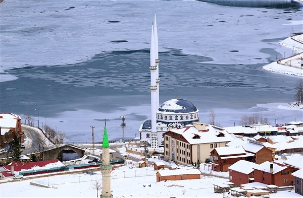 Trabzon'da buz tutan Uzungöl'e ziyaretçi akını 18