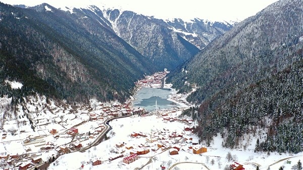 Trabzon'da buz tutan Uzungöl'e ziyaretçi akını 14