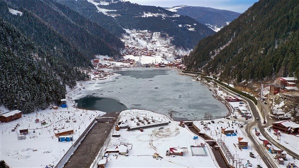 Trabzon'da buz tutan Uzungöl'e ziyaretçi akını 20