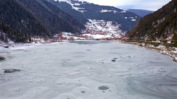 Trabzon'da buz tutan Uzungöl'e ziyaretçi akını 7