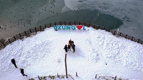 Trabzon'da buz tutan Uzungöl'e ziyaretçi akını 8