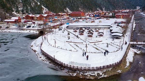 Trabzon'da buz tutan Uzungöl'e ziyaretçi akını 23
