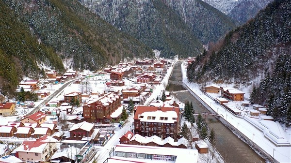 Trabzon'da buz tutan Uzungöl'e ziyaretçi akını 21