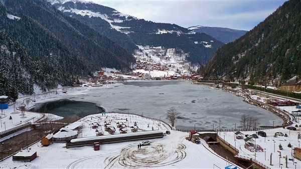 Trabzon'da buz tutan Uzungöl'e ziyaretçi akını 12