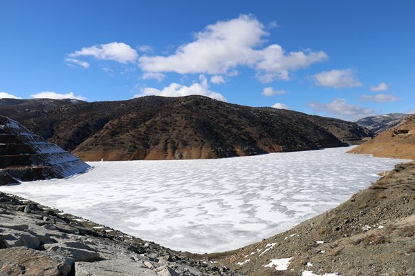 Gümüşhane’de soğuk hava baraj gölünü dondurdu 5