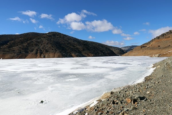 Gümüşhane’de soğuk hava baraj gölünü dondurdu 2