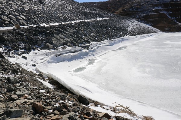Gümüşhane’de soğuk hava baraj gölünü dondurdu 9