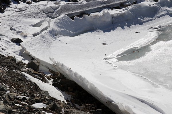 Gümüşhane’de soğuk hava baraj gölünü dondurdu 7
