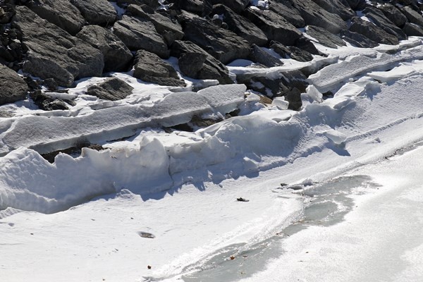 Gümüşhane’de soğuk hava baraj gölünü dondurdu 6