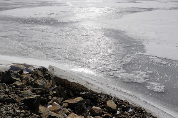 Gümüşhane’de soğuk hava baraj gölünü dondurdu 8