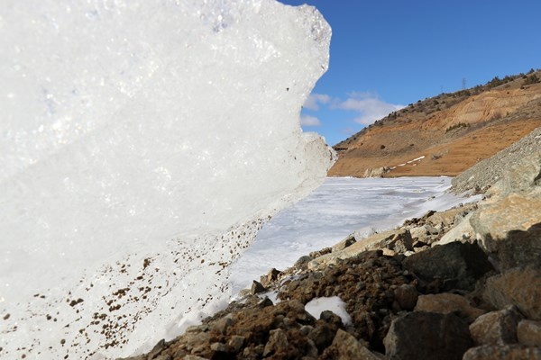 Gümüşhane’de soğuk hava baraj gölünü dondurdu 4