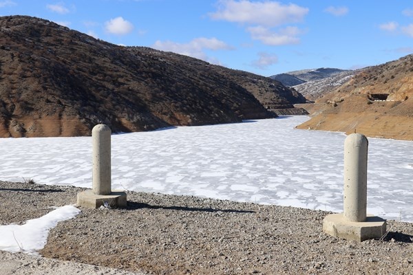 Gümüşhane’de soğuk hava baraj gölünü dondurdu 3