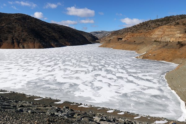 Gümüşhane’de soğuk hava baraj gölünü dondurdu 12