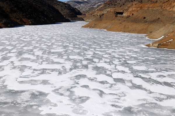 Gümüşhane’de soğuk hava baraj gölünü dondurdu 11