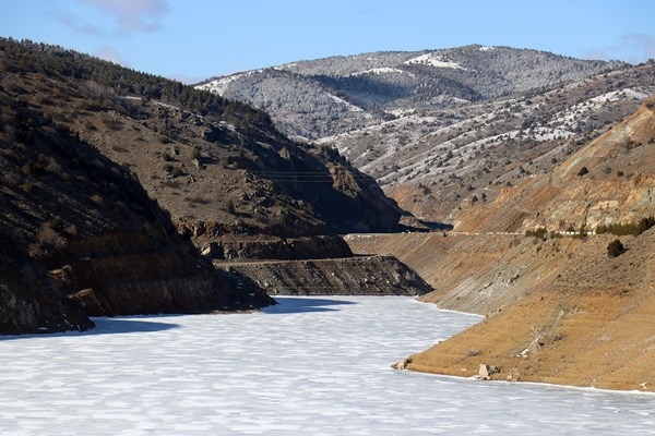 Gümüşhane’de soğuk hava baraj gölünü dondurdu 10