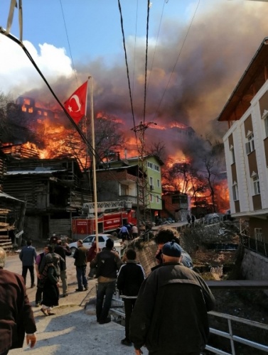 Artvin’de köyde yangın; 50’ye yakın ev alevlere teslim oldu 15