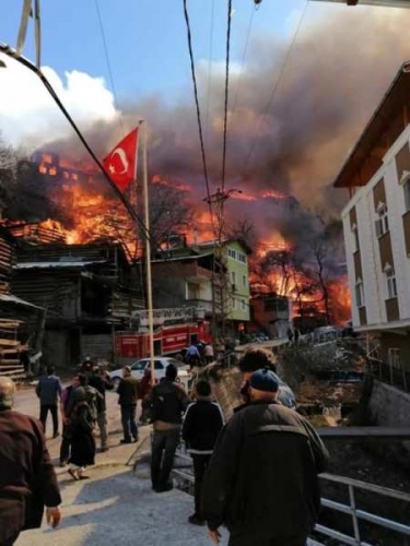 Artvin’de köyde yangın; 50’ye yakın ev alevlere teslim oldu 10