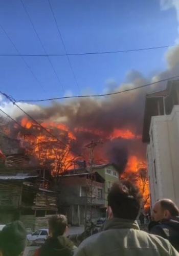 Artvin’de köyde yangın; 50’ye yakın ev alevlere teslim oldu 5