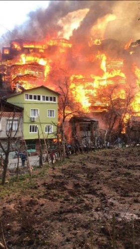 Artvin’de köyde yangın; 50’ye yakın ev alevlere teslim oldu 11