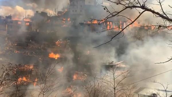 Artvin’de köyde yangın; 50’ye yakın ev alevlere teslim oldu 12