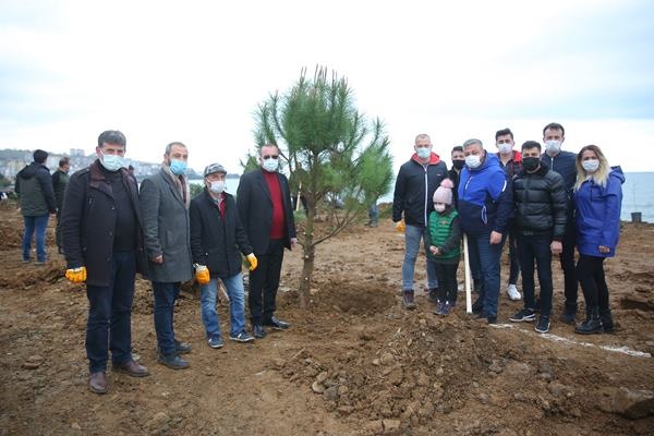 Yomra’ya kent ormanı! Yüzlerce ağaç diktiler 4