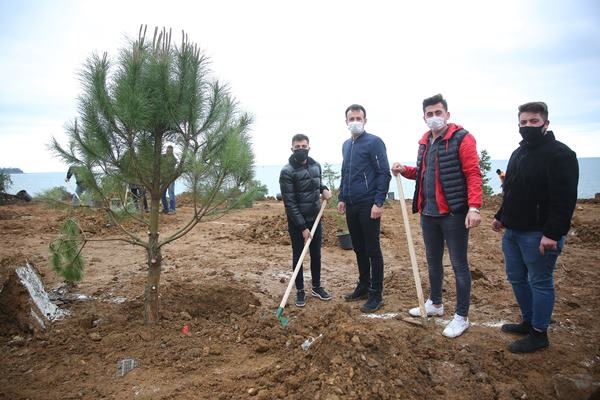 Yomra’ya kent ormanı! Yüzlerce ağaç diktiler 11