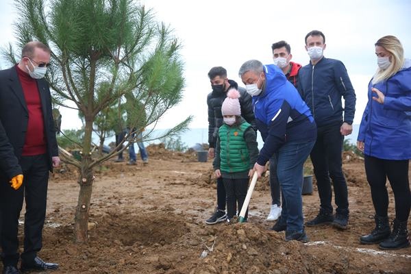 Yomra’ya kent ormanı! Yüzlerce ağaç diktiler 5