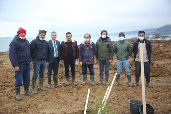 Yomra’ya kent ormanı! Yüzlerce ağaç diktiler 25