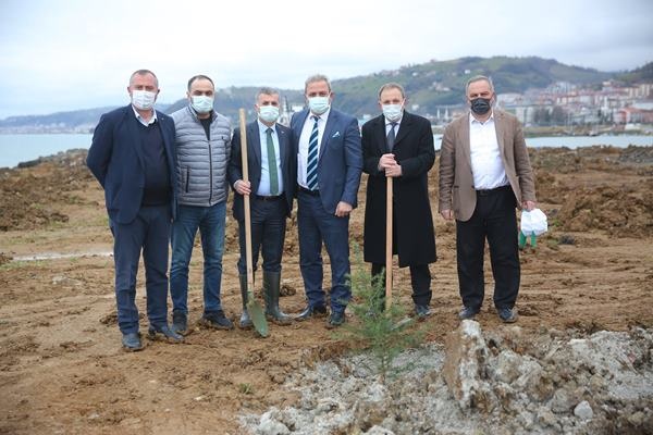 Yomra’ya kent ormanı! Yüzlerce ağaç diktiler 23