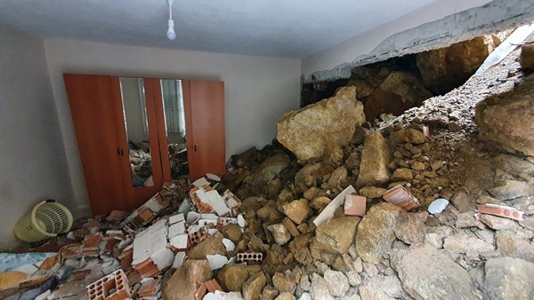Gümüşhane’de dağdan kopan kaya parçaları evin içine doldu 5
