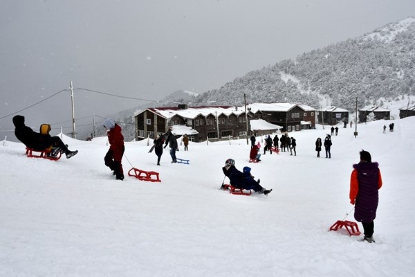 Zigana’da kayak sezonu tam bitti derken Mart karı ile yeniden başladı 3
