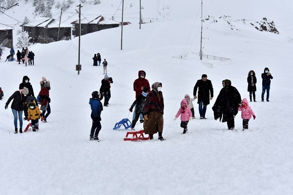 Zigana’da kayak sezonu tam bitti derken Mart karı ile yeniden başladı 12