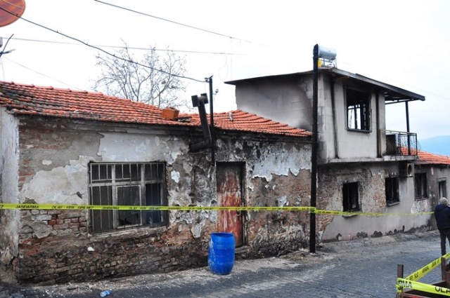 Kazan dairesinde başlayan yangın 5 evi küle çevirdi 6