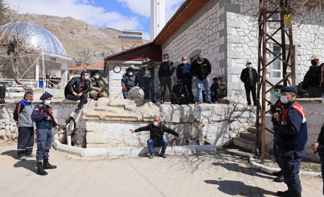 Mahalledeki tarihi eserleri vermemek için oturma eylemi yapıyorlar 1