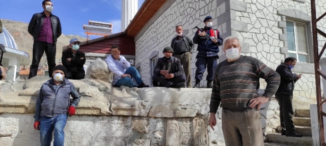 Mahalledeki tarihi eserleri vermemek için oturma eylemi yapıyorlar 12