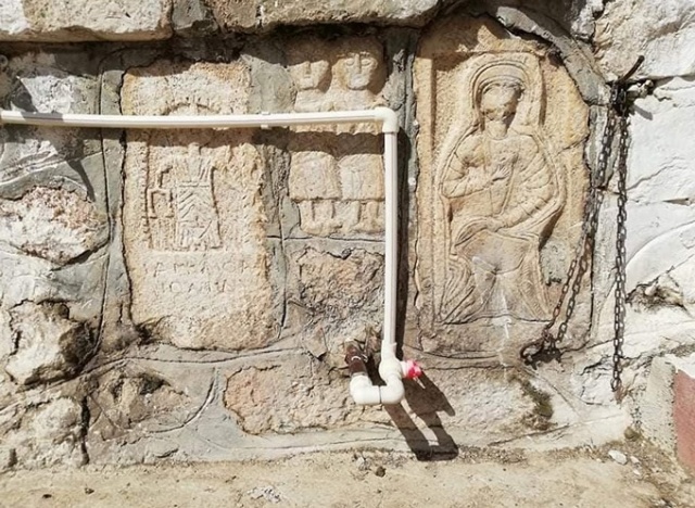 Mahalledeki tarihi eserleri vermemek için oturma eylemi yapıyorlar 10