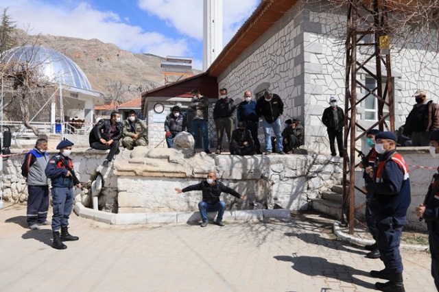 Mahalledeki tarihi eserleri vermemek için oturma eylemi yapıyorlar 9