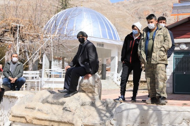 Mahalledeki tarihi eserleri vermemek için oturma eylemi yapıyorlar 7