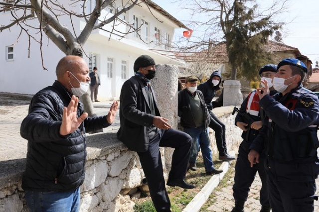 Mahalledeki tarihi eserleri vermemek için oturma eylemi yapıyorlar 2