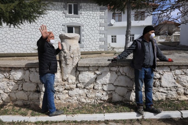 Mahalledeki tarihi eserleri vermemek için oturma eylemi yapıyorlar 5