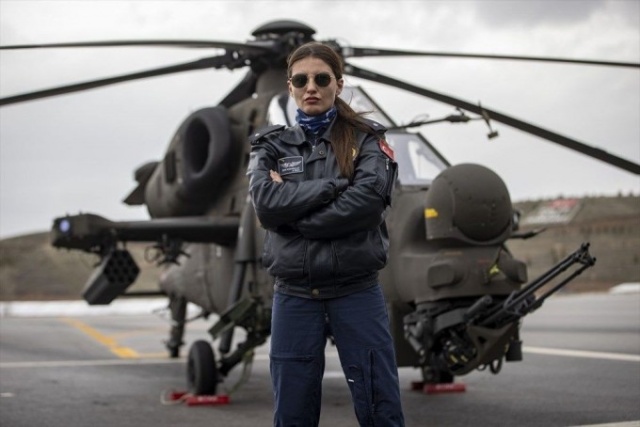 Türkiye'nin ilk kadın taarruz helikopter pilotu: Özge Karabulut 6