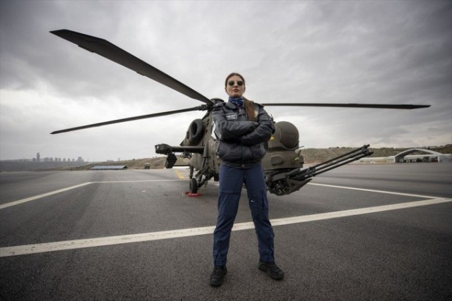 Türkiye'nin ilk kadın taarruz helikopter pilotu: Özge Karabulut 12