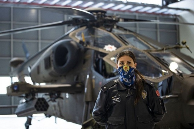 Türkiye'nin ilk kadın taarruz helikopter pilotu: Özge Karabulut 11