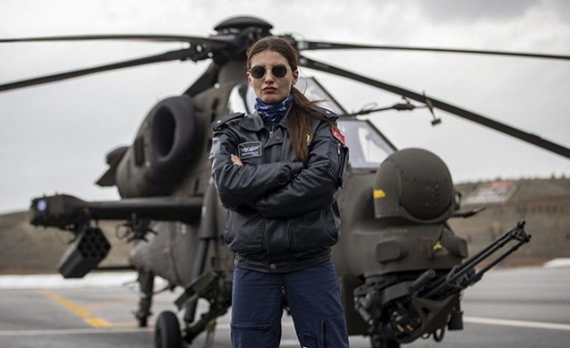 Türkiye'nin ilk kadın taarruz helikopter pilotu: Özge Karabulut 1