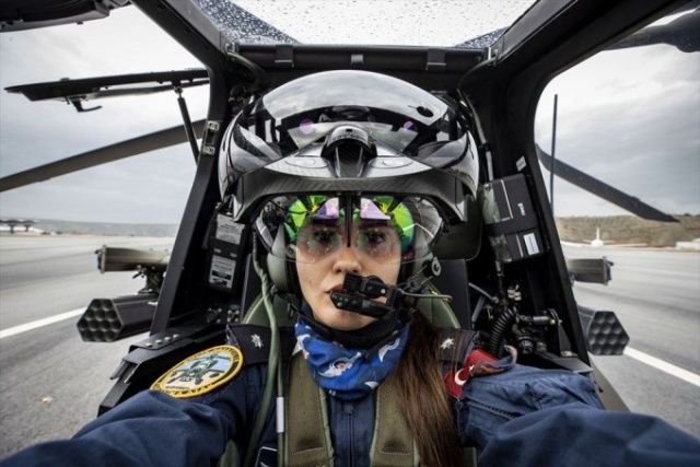 Türkiye'nin ilk kadın taarruz helikopter pilotu: Özge Karabulut 21
