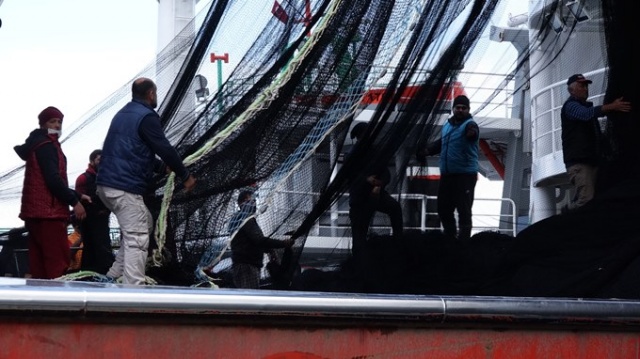 Karadenizli balıkçılar av sezonunu kapattı, ağlarını bakıma aldı 10