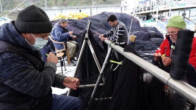 Karadenizli balıkçılar av sezonunu kapattı, ağlarını bakıma aldı 16